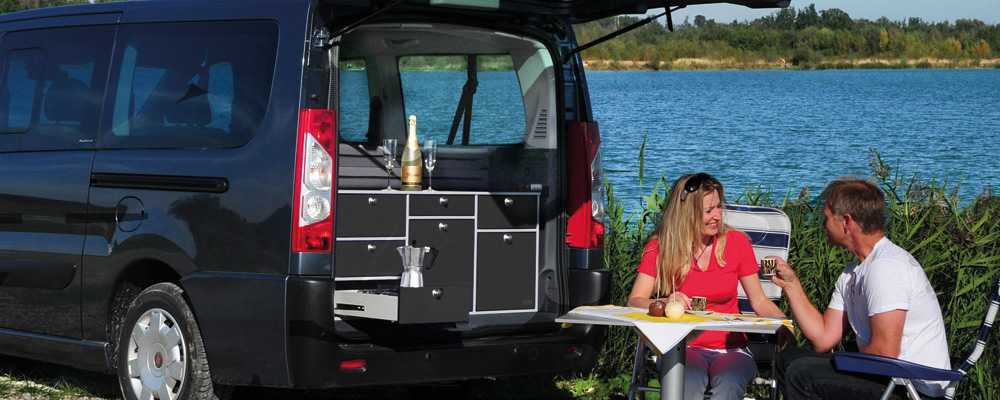 Citroen Jumpy mit VanEssa Küche und Schlafsystem am See